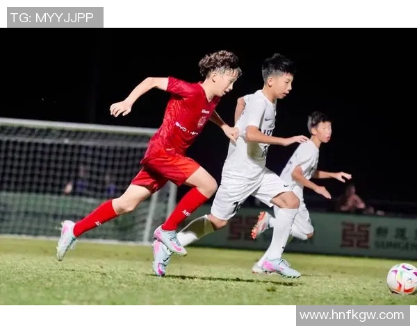 中国足球明星的崛起与挑战：从青训到国际赛场的奋斗历程